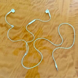 Apple Ear Buds - White - great for airplane travel!